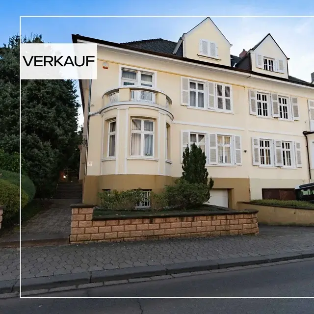 Saarbrücken - Rotenbühl | zum Kauf |
Charmante 20-er Jahre Villa in ruhiger nobler Villenlage am traditionellen Saarbrücker Rotenbühl mit authentisch historischem Flair.

- Kaufpreis in Höhe von 1.050.000 €
- Wohnfläche ca. 260 m²
- Grundstücksfläche ca. 494 m² 
- 8 Zimmer
- 1 Badezimmer + 1 Gäste-WC
- Terrasse
- Einzelgarage

➡️Mehr Informationen auf Anfrage.

#saarland #saarbrücken #realestate #immobilien #dreamhome #realestateagent #altbau #villa